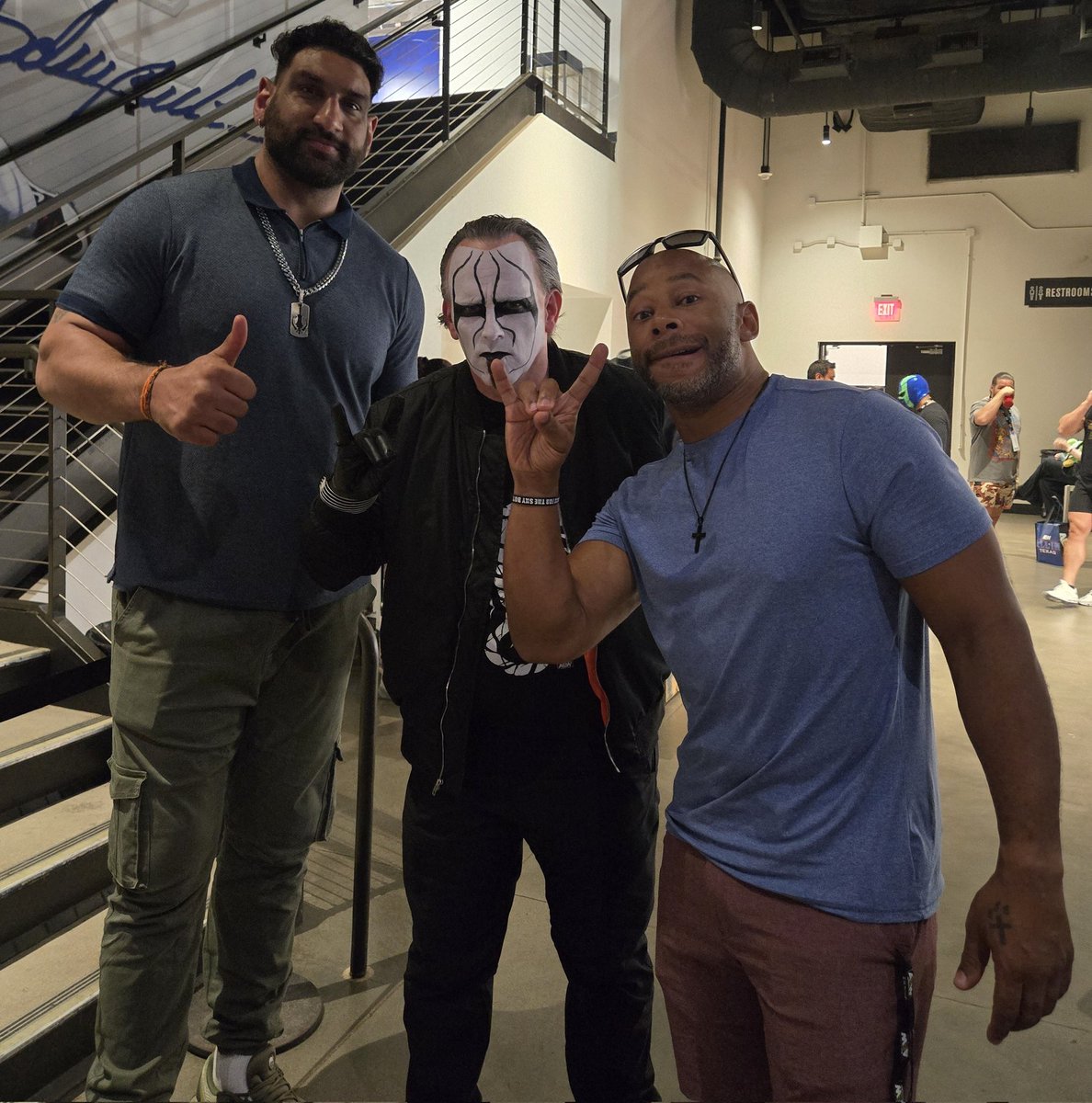 DoppelStinger's tweet image. I went to shake the hand of @hellosatnam after this pic w him and @TheLethalJay then pulled my hand away real quick because I remembered that someone said he likes to make sure you know how big his hands are, so he just shook the tip of my fingers. I felt so bad. 🤣🦂🦂💪🖐️