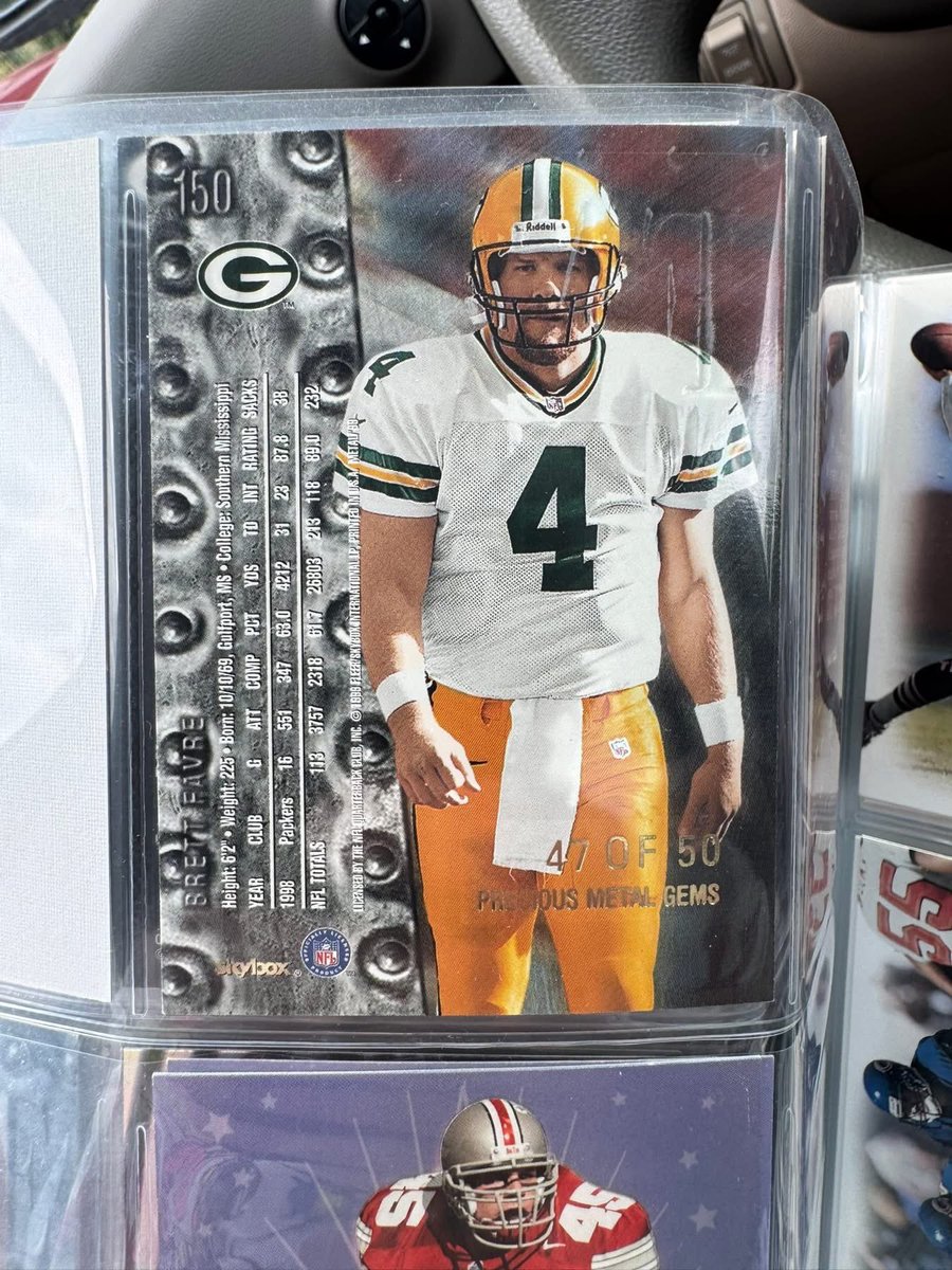 gurucollects's tweet image. This collector bought a collection of six binders off Facebook Marketplace for $100.
After flipping through the pages, he noticed this Brett Favre PMG /50. 😳 A PSA 8 of this card last sold for $2,651. What a find!
Have you ever found a hidden gem in the wild like this?
📸:…