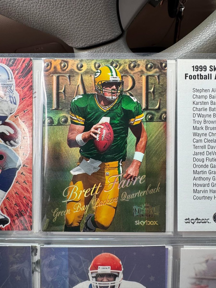 gurucollects's tweet image. This collector bought a collection of six binders off Facebook Marketplace for $100.
After flipping through the pages, he noticed this Brett Favre PMG /50. 😳 A PSA 8 of this card last sold for $2,651. What a find!
Have you ever found a hidden gem in the wild like this?
📸:…