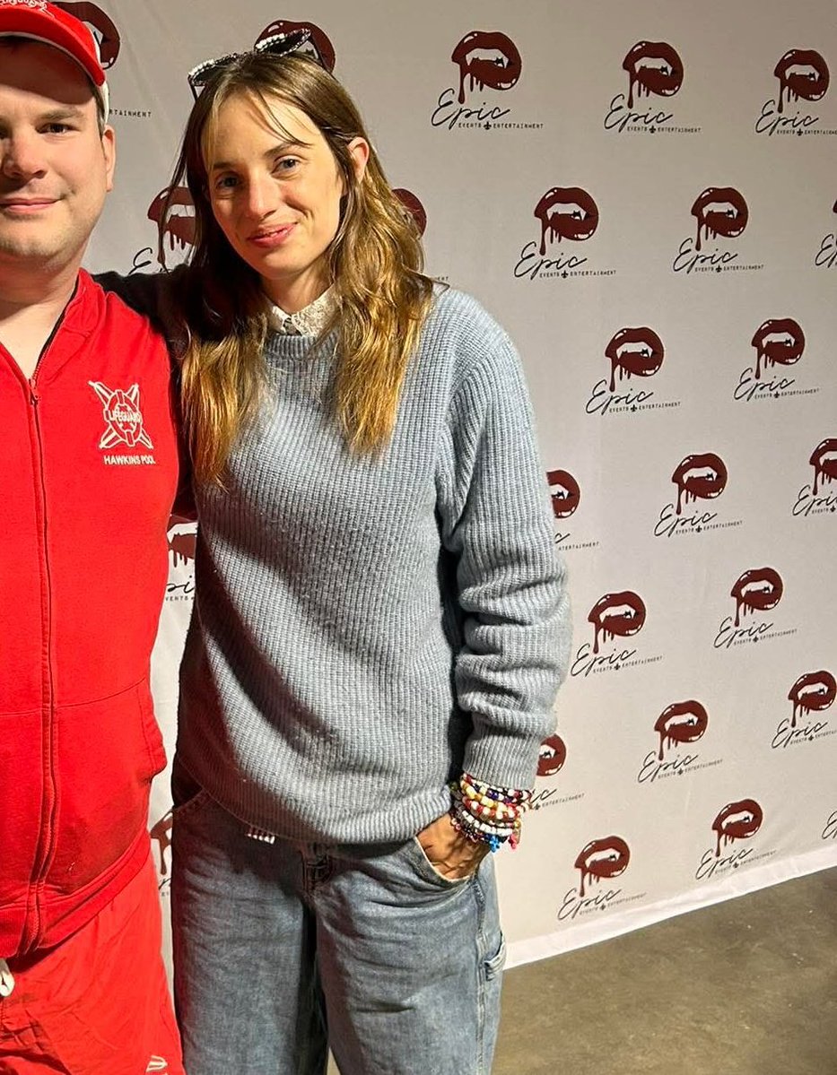 buckleysthinker's tweet image. new/old photo of maya hawke at the stranger things epic con 💓