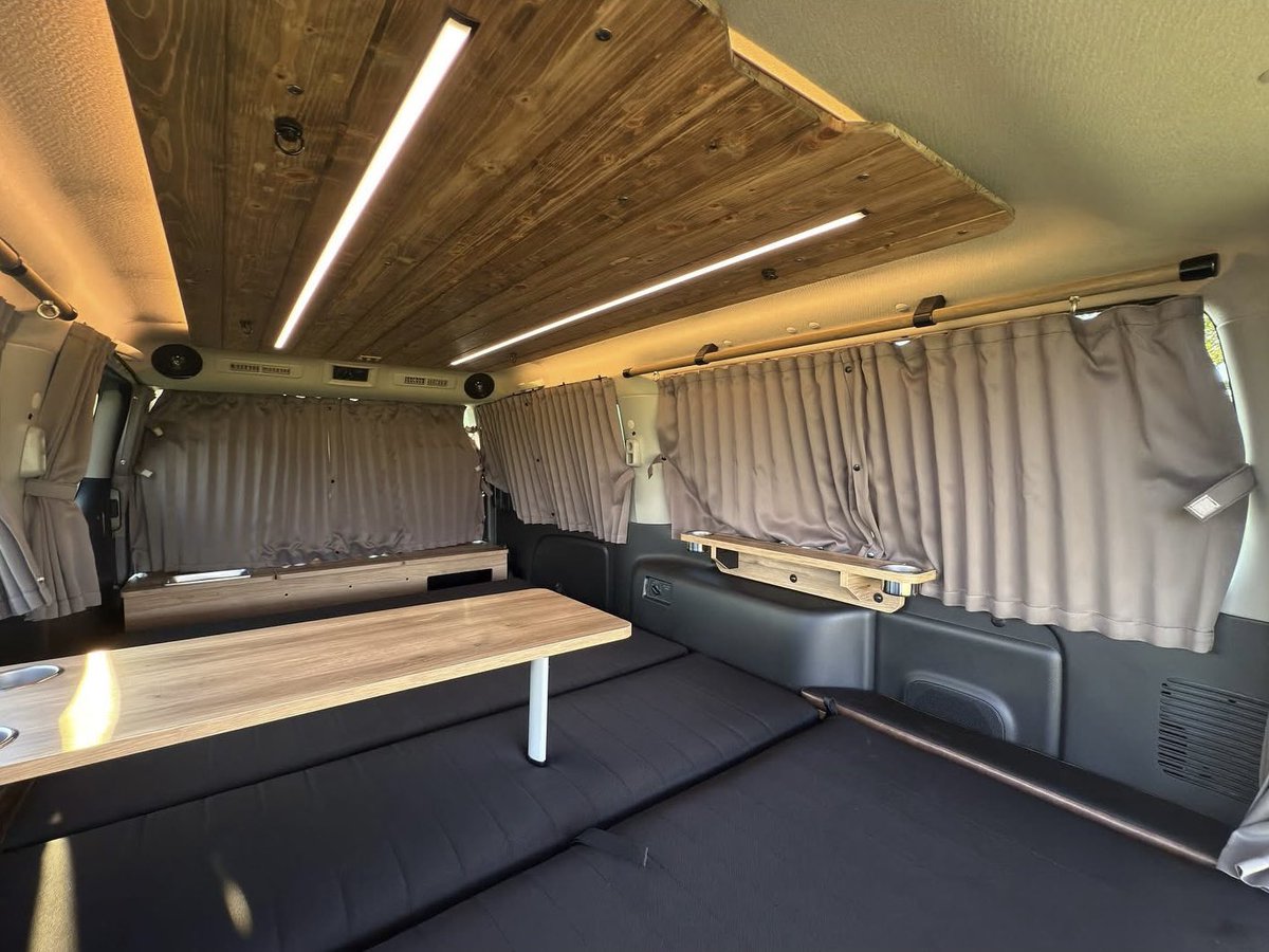 🆕想い出を運ぶギフトボックス🆕
#キャラバン #MONOBOX

バンライフ内装カスタム
3列シート8人乗り8ナンバー

テーブルは脚の高さが2種類
ベッド展開時も『ちゃぶ台仕様』で使用できます😊

🟨個人様
最寄りの取扱い販売店ご紹介✨
🟫業者様
MONOBOX取扱い店募集中✨

#キャンピングカー #モノボックス