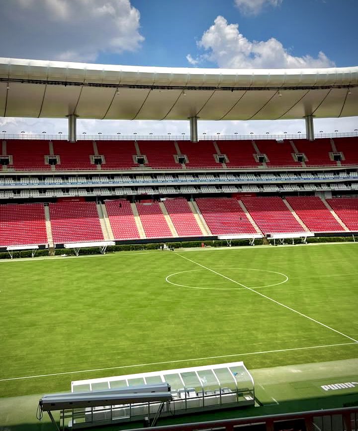 soyel_isra's tweet image. Días como el de hoy ☀️ es lo que necesitaba la cancha del @EstadioAKRON
El sábado se estrena esa grama con victoria de @Chivas