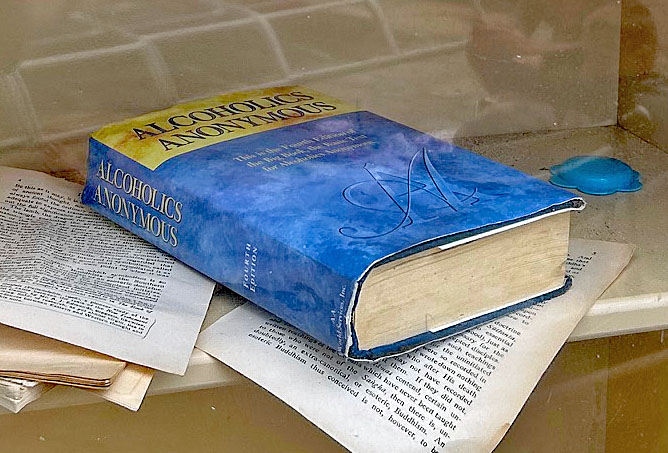 joeyartist's tweet image. The ONLY book available at the library at the Sheraton, Waikiki: "Alcoholics Anonymous"!