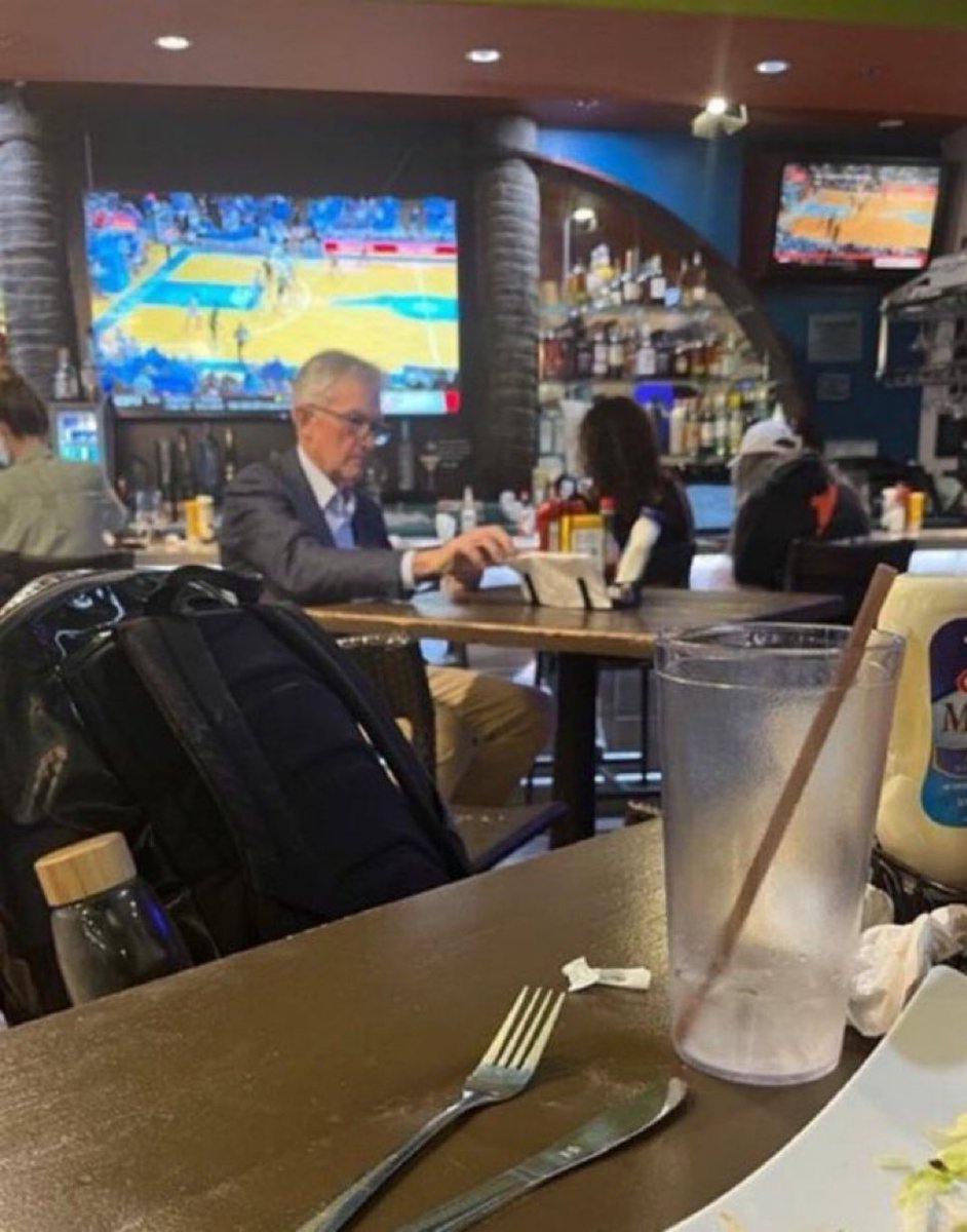 naiivememe's tweet image. You met Jerome Powell at a sport betting bar, what will you say to him ?