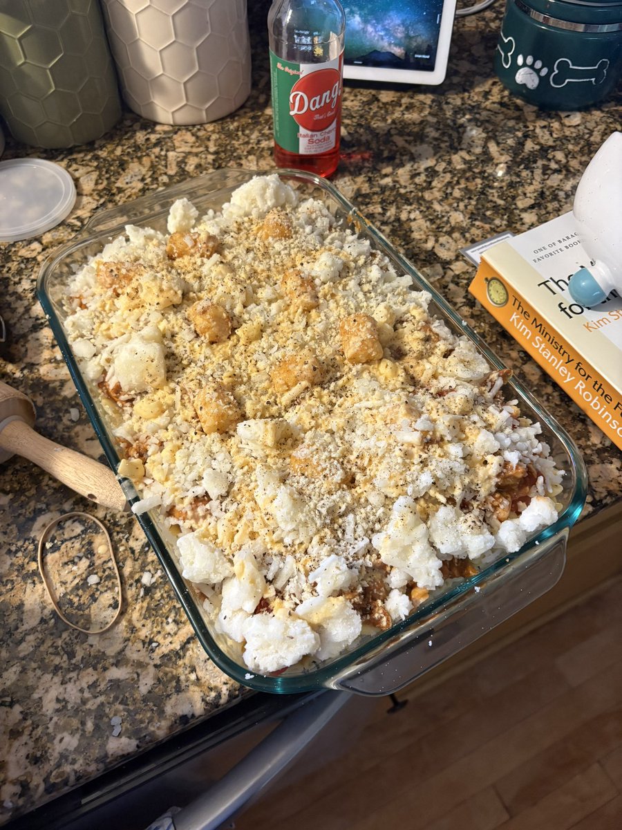 MKENewYorker's tweet image. Decided to wing it and bake a layered, breaded, Velveeta Mac n cheese casserole with diced, fire roasted garlic tomatoes, a random mixture of BBQ sauce ingredients and bourbon, diced green chiles, hand shredded chicken, tater tots, and shredded hashbrowns. I hope it works lol