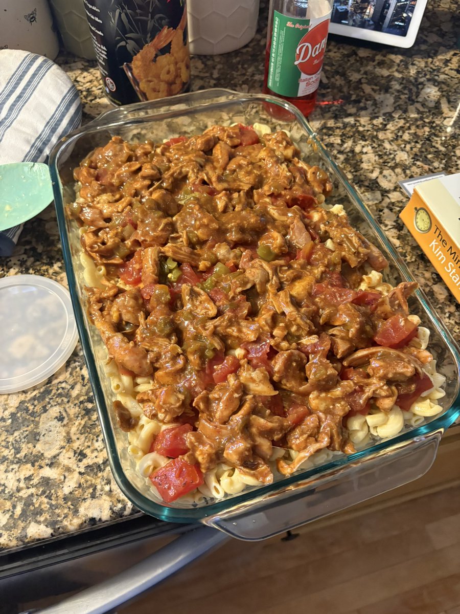 MKENewYorker's tweet image. Decided to wing it and bake a layered, breaded, Velveeta Mac n cheese casserole with diced, fire roasted garlic tomatoes, a random mixture of BBQ sauce ingredients and bourbon, diced green chiles, hand shredded chicken, tater tots, and shredded hashbrowns. I hope it works lol