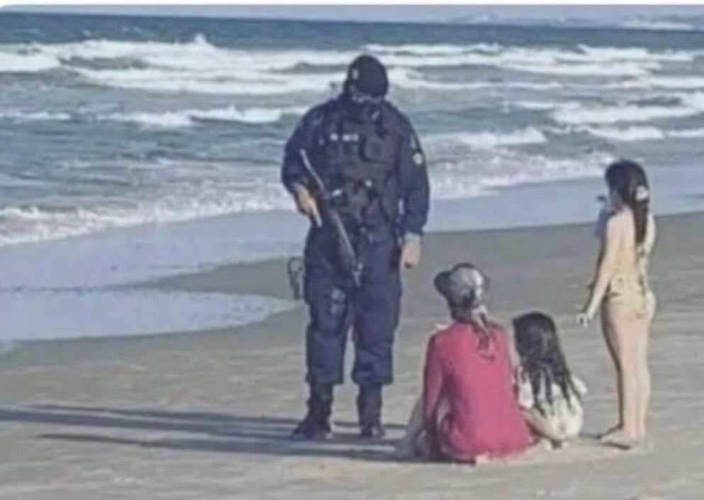 mr_freedomstick's tweet image. When Liberal Democrats start crying about how people that are in this country illegally are getting treated by government.
I remind them
They were ok with the government treating American citizens this way during the unconstitutional lockdowns.
I give zero fucks about what…