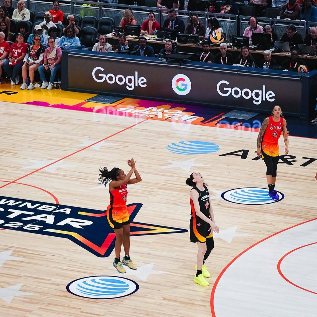 clarkfromdeep's tweet image. Only thing I think of when Kelsey’s shot arc is so high you can’t see the ball on screen