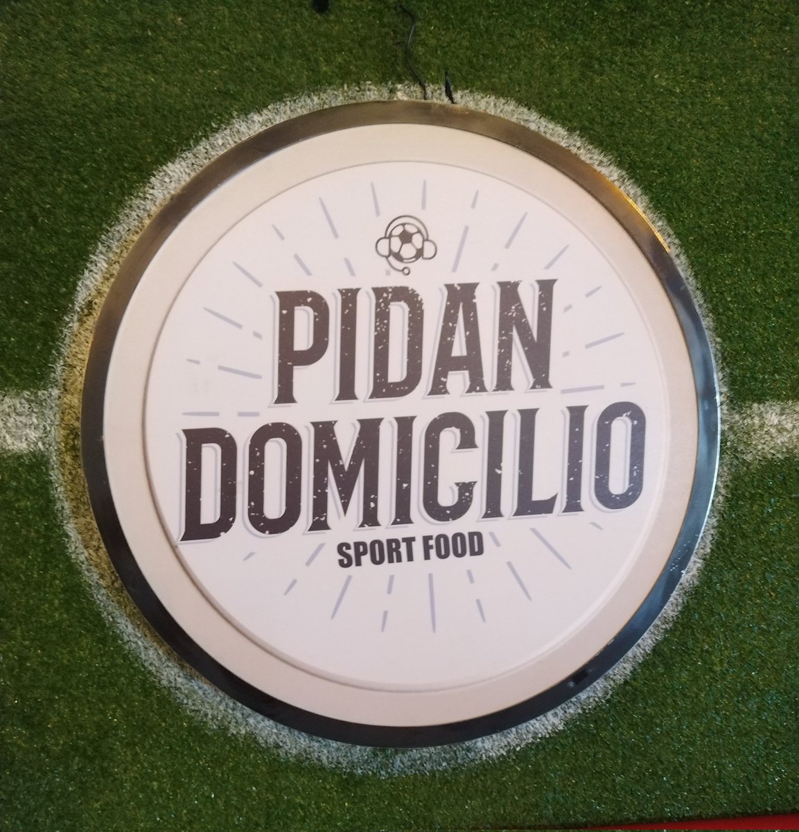 oscarvillani's tweet photo. Visitando a nuestro amigo @EduardoLuisFut en #PidanDomicilio y haciéndole fuerza a la Mechita, hoy hay que ganar.
#VamosAmérica!
#CopaSudamericana #UnTalVillani #Sudamericana #América #AmericaDeCali #AGanarMechita https://t.co/oxq2aUc1xs