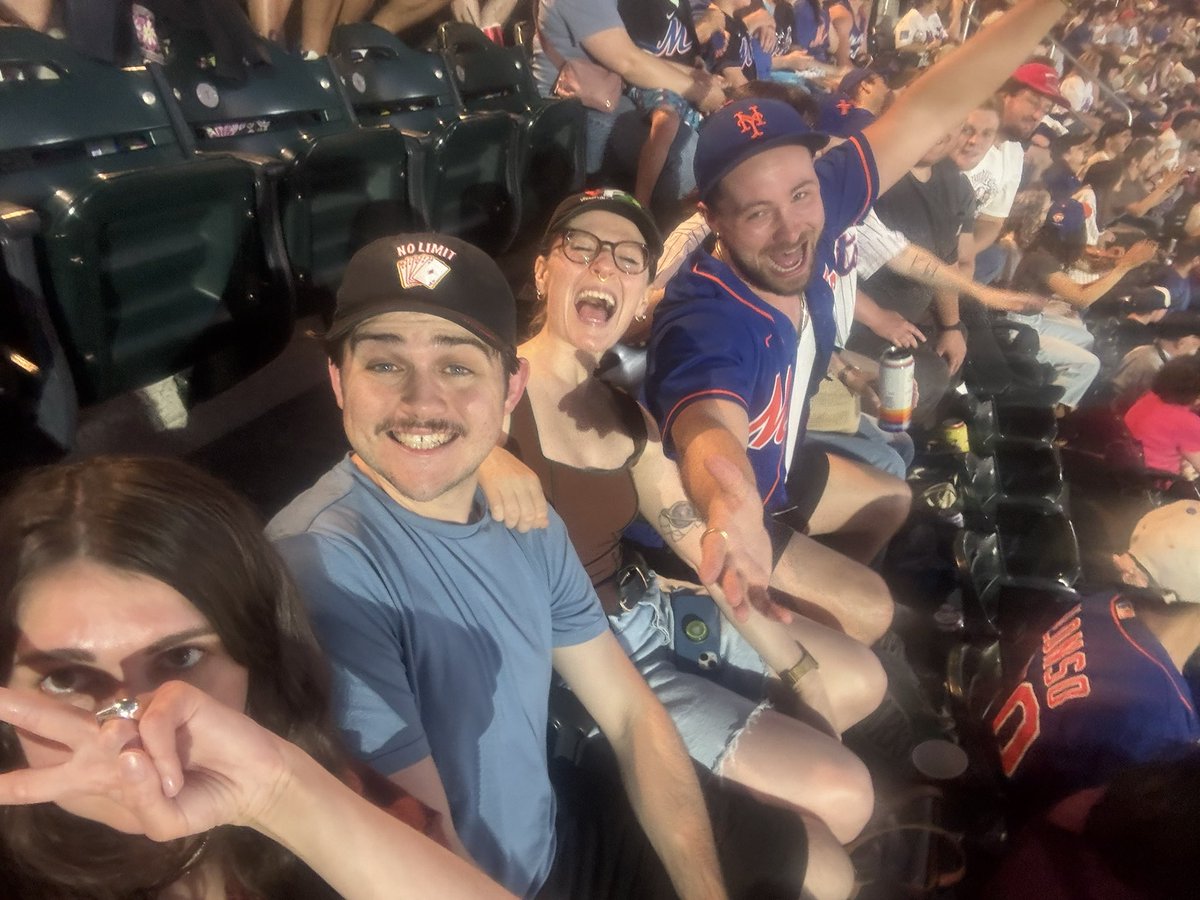 mmekus18's tweet image. Hanging out with my kind and wonderful, big hearted friends enjoying the hometown Metropolitans 😇
The second pic came right as Lindor’s “My Girl” started so of course I exhibited a bit of glee!