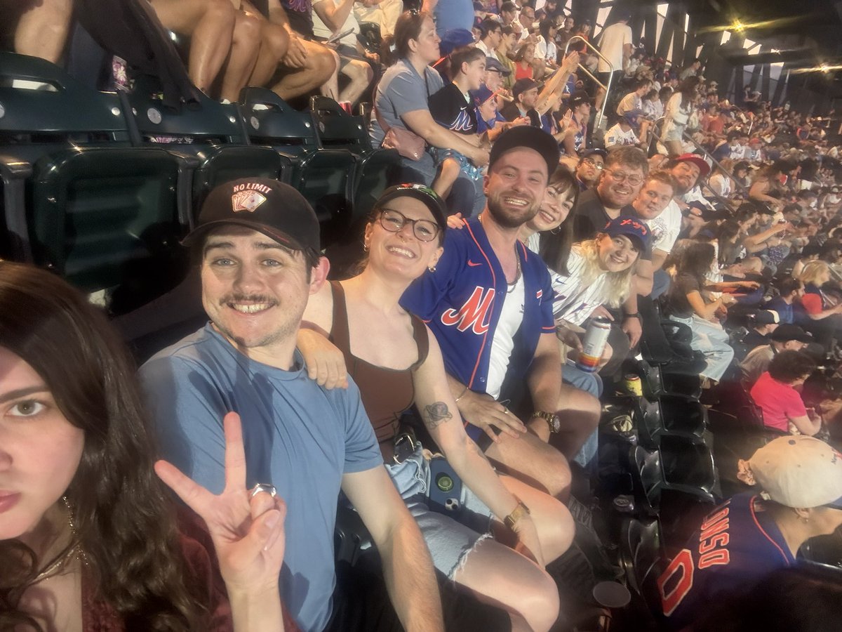 mmekus18's tweet image. Hanging out with my kind and wonderful, big hearted friends enjoying the hometown Metropolitans 😇
The second pic came right as Lindor’s “My Girl” started so of course I exhibited a bit of glee!