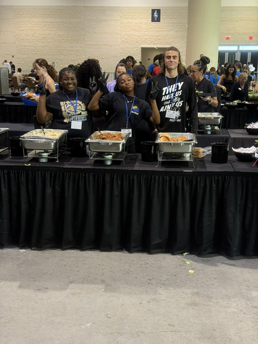 KadeManley2027's tweet image. The team did some volunteer work yesterday.