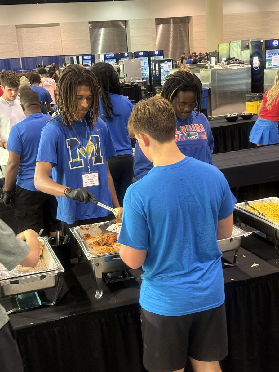 KadeManley2027's tweet image. The team did some volunteer work yesterday.