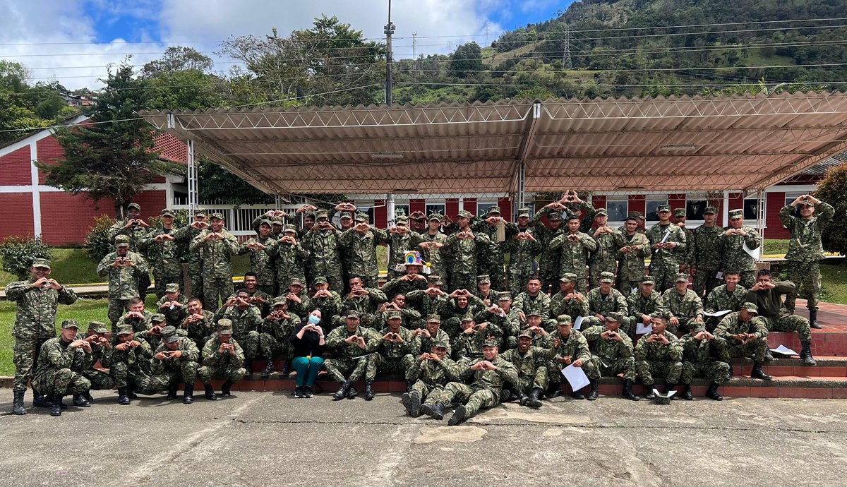 Ejercito_Div5's tweet image. Soldados del Batallón Especial Energético y Vial N.° 13 de la #Brigada13 recibieron una capacitación para su transición a la vida civil: proyecto de vida, hoja de vida, entrevistas y gestión emocional, reconociendo los momentos que marcaron su servicio militar.…