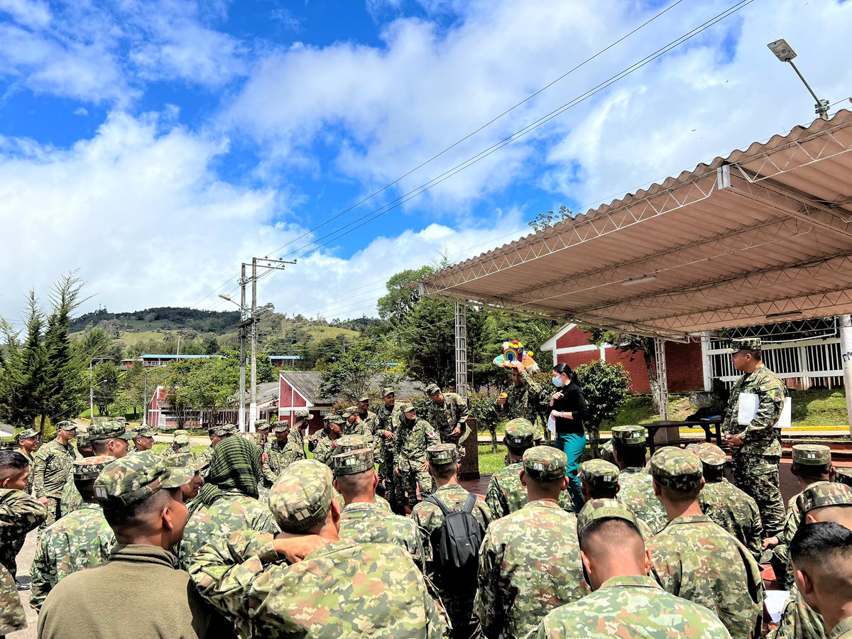 Ejercito_Div5's tweet image. Soldados del Batallón Especial Energético y Vial N.° 13 de la #Brigada13 recibieron una capacitación para su transición a la vida civil: proyecto de vida, hoja de vida, entrevistas y gestión emocional, reconociendo los momentos que marcaron su servicio militar.…