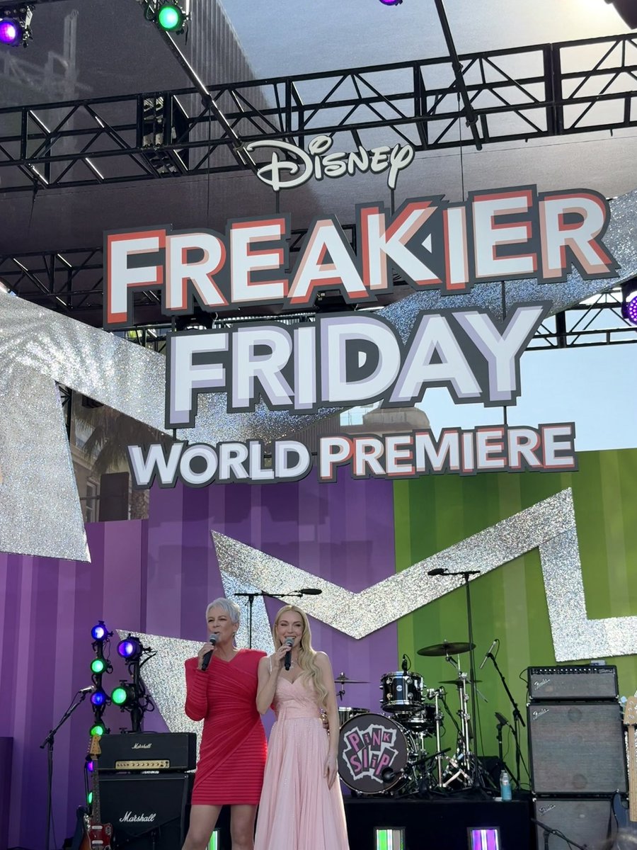 DisneyStudios's tweet image. Hollywood is getting even FREAKIER! Jamie Lee Curtis and Lindsay Lohan have arrived at the World Premiere of Freakier Friday! Follow along! 💚💜