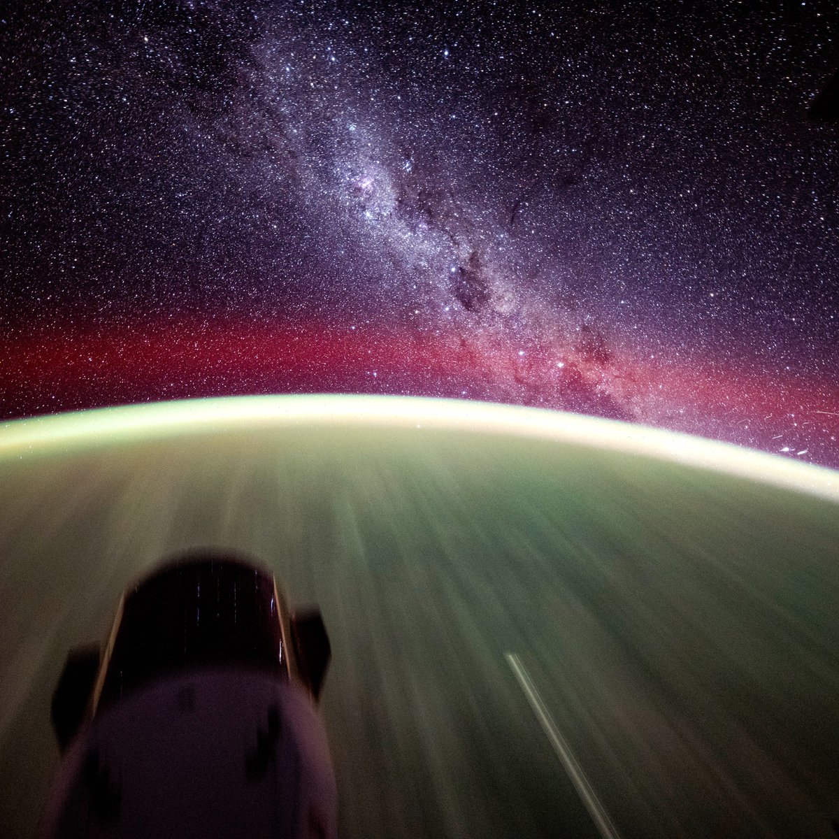 uhd2020's tweet image. Dragon flying among the stars ✨