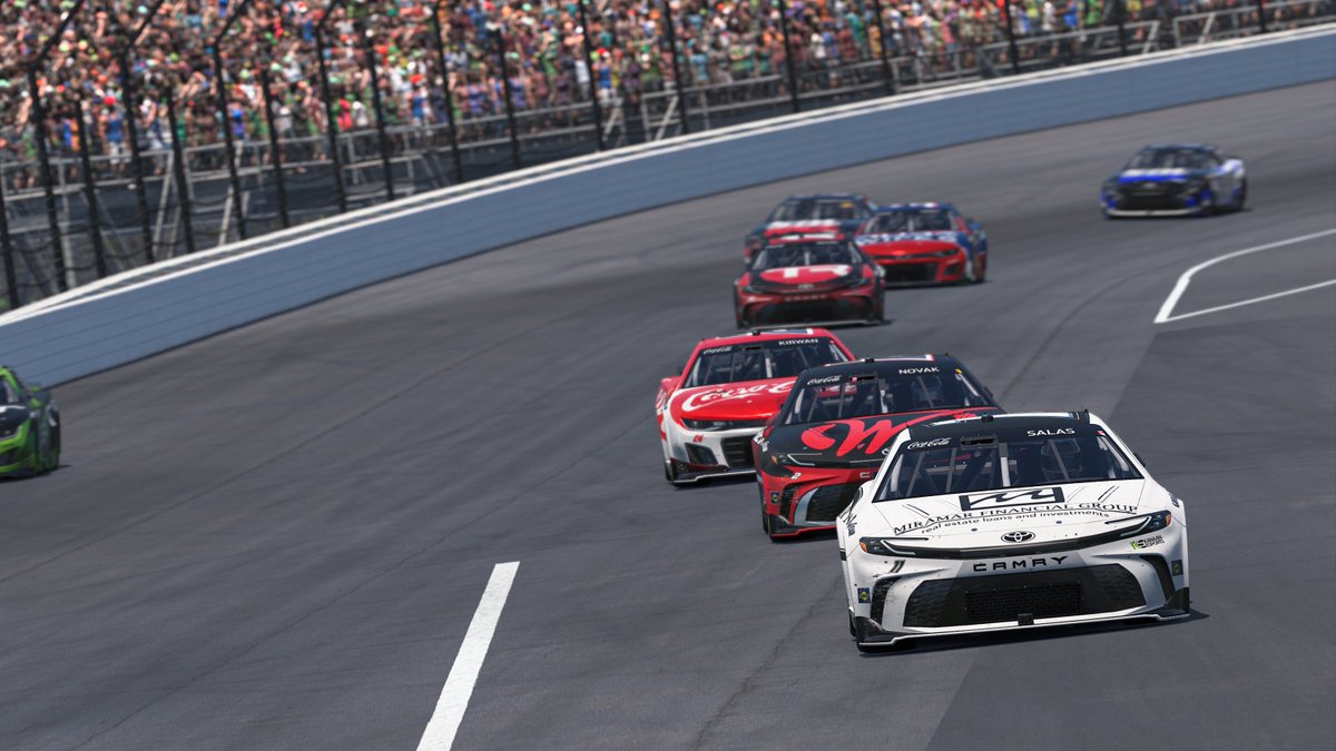 ENASCARGG's tweet image. Mixed strategy!!⛽️
Leaders pit while half the field stays out after pitting on the last caution😯