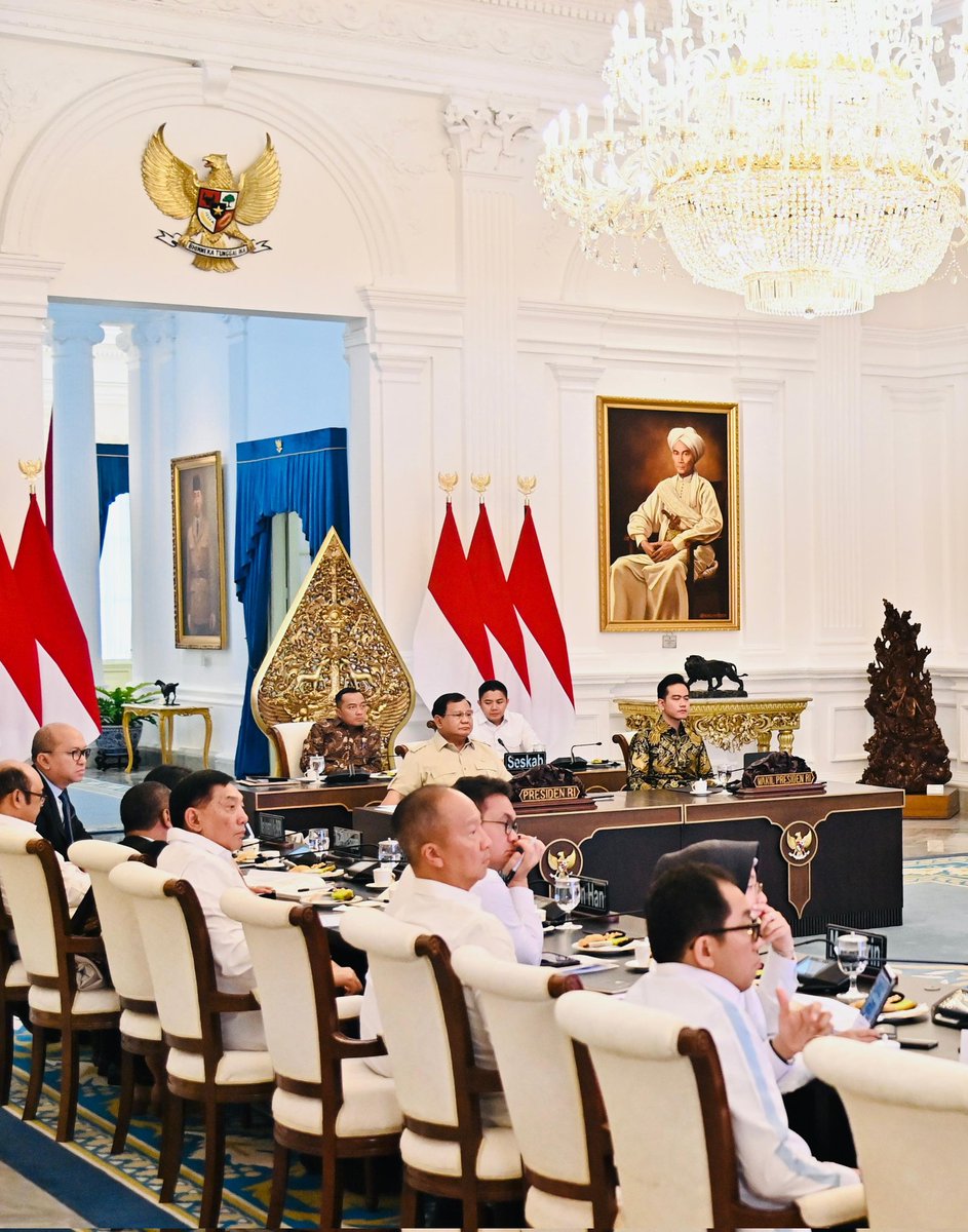 sjafriesjams's tweet image. Presiden RI @prabowo memimpin rapat terbatas membahas perkembangan Kawasan Ekonomi Khusus (KEK) bersama Wapres dan jajaran Menteri Kabinet Merah Putih (Selasa, 22 Juli 2025).
Sebagai Menteri Pertahanan, saya hadir memberikan dukungan penuh terhadap visi Presiden dalam mendorong…