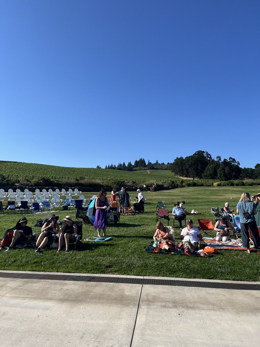taradublinrocks's tweet image. Merch girl-ing for the SOLD OUT @lowbarchorale on a gorgeous night @StollerWine where we’re expecting 500 people! #LowBarChorale