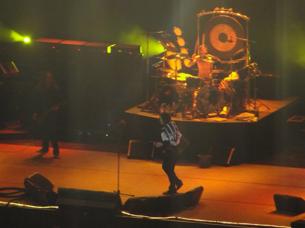 FalabellaCida's tweet image. Ozzy Osbourne ergue uma bandeira do glorioso Clube Atlético Mineiro em show realizado em 2011, no Mineirinho 🖤🦇