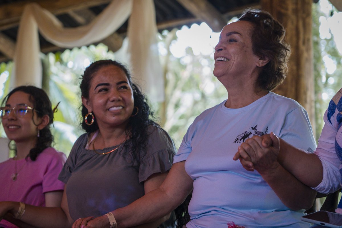ONUMujeresCol's tweet photo. #ProDefensoras 

En la #ComunidadDePráctica #ElCuidadoEnElCentro, 60 defensoras, lideresas sociales y mujeres firmantes de paz se reunieron para compartir herramientas de autocuidado y cuidado colectivo para fortalecer sus liderazgos territoriales. https://t.co/0fyHAEQNvT