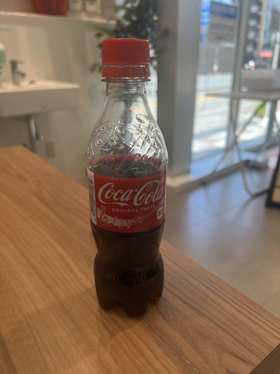 暑い
出社前にオイコーラです