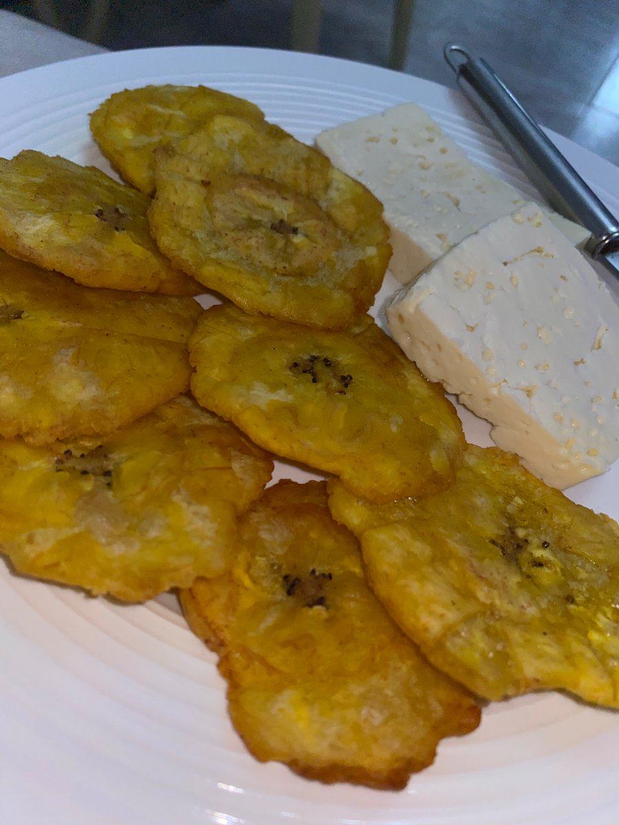 LAURYLINDO's tweet photo. Por lo general no como fritos entre semana pero ante este manjar imposible decir que no. El matrimonio Perfecto si existe y se llama patacón con queso costeño. #patacon https://t.co/Q9rrtOICzD