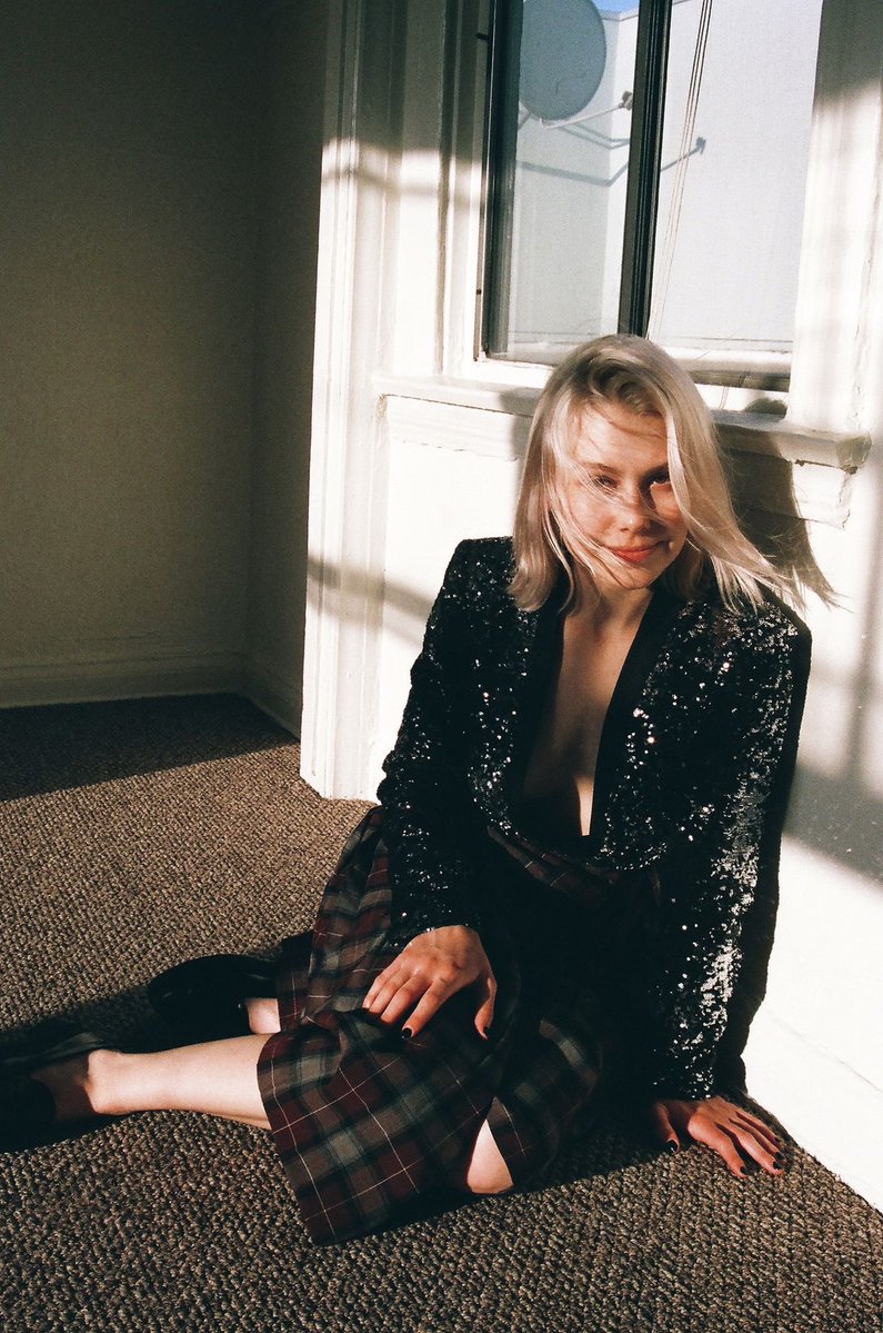acervobridgers's tweet image. “Estou tentando encontrar a humildade que parece excitante.”
-Phoebe Bridgers em conversa com Aiden Arata para Interview Magazine!