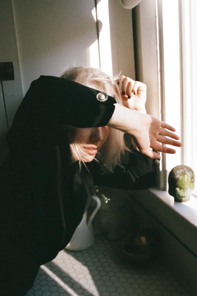 acervobridgers's tweet image. “Estou tentando encontrar a humildade que parece excitante.”
-Phoebe Bridgers em conversa com Aiden Arata para Interview Magazine!