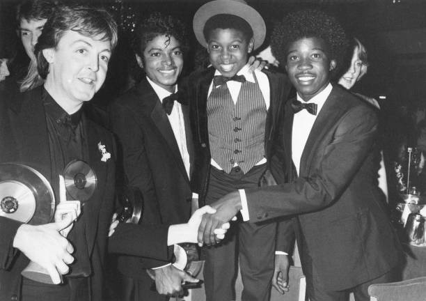 NerdJackson_'s tweet image. Michael Jackson, Paul McCartney, Michael Grant and Junior Waite of the band, "Musical Youth" at the British Record Industry Awards (BRIT awards) in London, February 16, 1983✨️