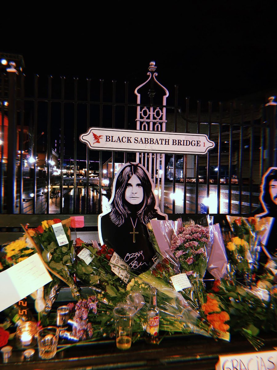ArchRose90's tweet image. People are paying their respects to Ozzy Osbourne in Birmingham.