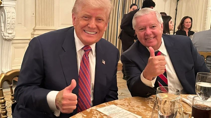 analise2025's tweet image. 🚨 GRAVE: senador dos EUA e aliado de Trump, Lindsey Graham diz que vai esmagar a economia da China, Índia e do Brasil se esses países continuarem comprando "combustíveis baratos da Rússia"!