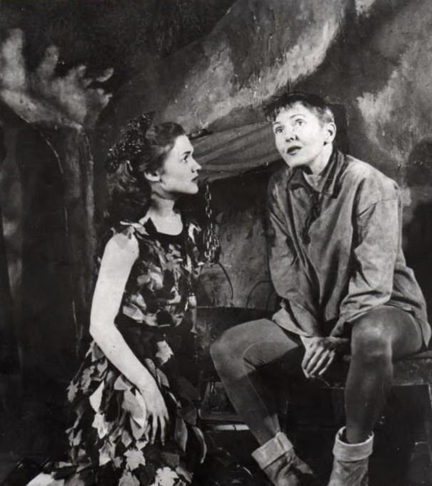 ClassicMovieHub's tweet image. Marcia Henderson and Jean Arthur in Broadway's Peter Pan (1950)...
It was Henderson's Broadway debut, for which she won a Theatre World Award for her performance as Wendy...