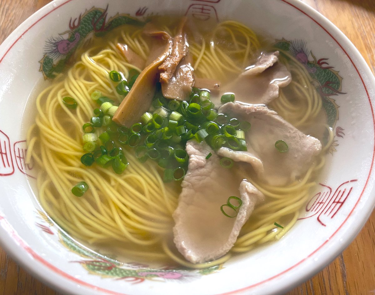 tyushoken's tweet image. 朝ラーっぽいもの作ってみた
材料は
カネヨの母ゆずり 薄口醤油
丸鳥ガラスープ
豚ももスライス
マルボシ中華そば
結構な再現度だった