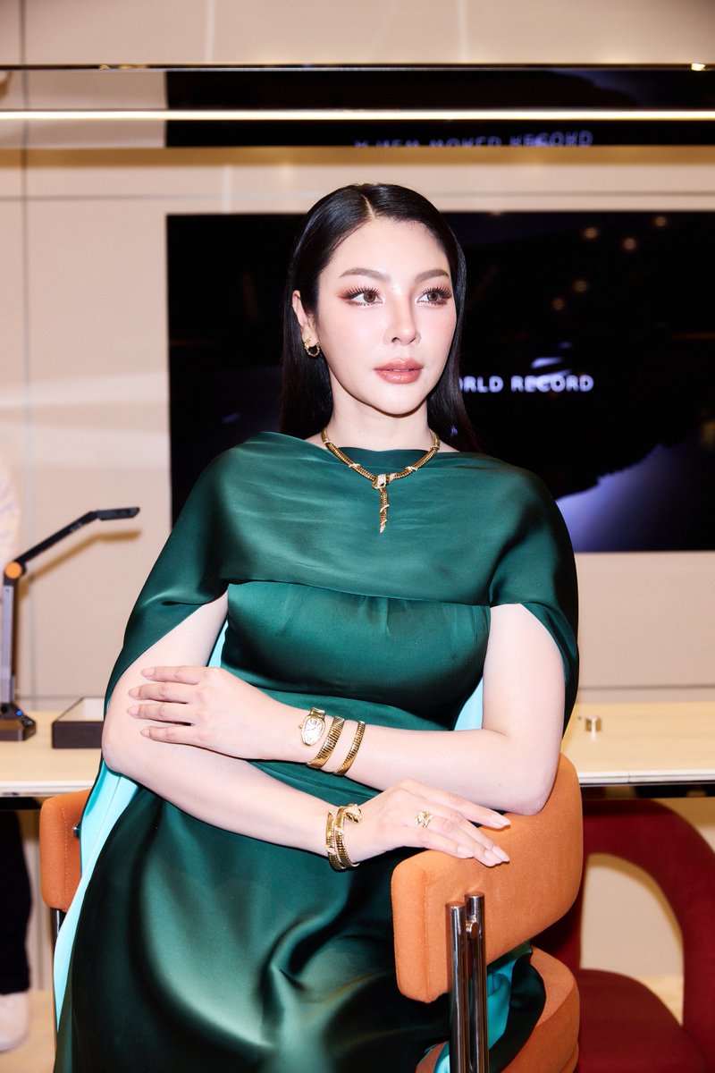 ลุคเด่นจัดเต็ม! จัดภาพจึ้งของสาว #ฝ้ายพีรญา ที่บินลัดฟ้ามายังสิงคโปร์ เพื่อร่วมงานอีเว้นท์สุดพิเศษเปิดตัว Bvlgari Beyond Time Pop-up ณ Paragon Mall พร้อมเจิดจรัสไปกับจิวเวลรีชิ้นสวยของแบรนด์ 💚

PERAYA SG60 BEYOND TIME
#BVLGARIxFaye 
#FayePeraya 
#Bvlgari #BvlgariWatches