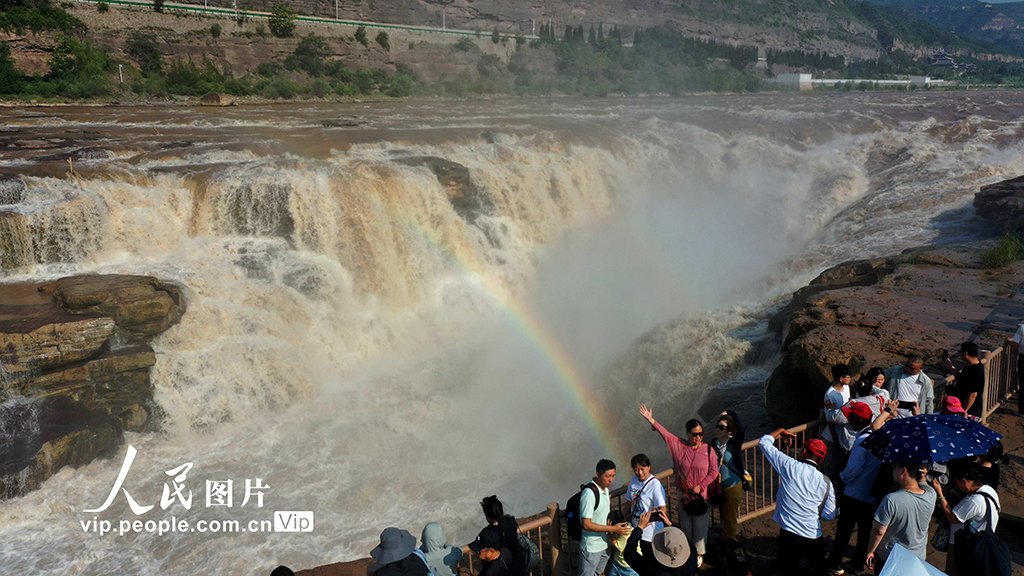 PDChinaLife's tweet image. A radiant rainbow crowns the thunderous Hukou Waterfall, casting a spell of wonder over the popular landmark in Linfen, north China&apos;s Shanxi Province.