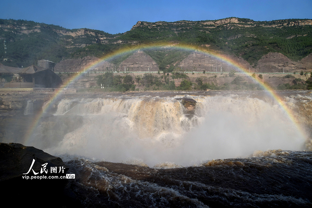 PDChinaLife's tweet image. A radiant rainbow crowns the thunderous Hukou Waterfall, casting a spell of wonder over the popular landmark in Linfen, north China&apos;s Shanxi Province.