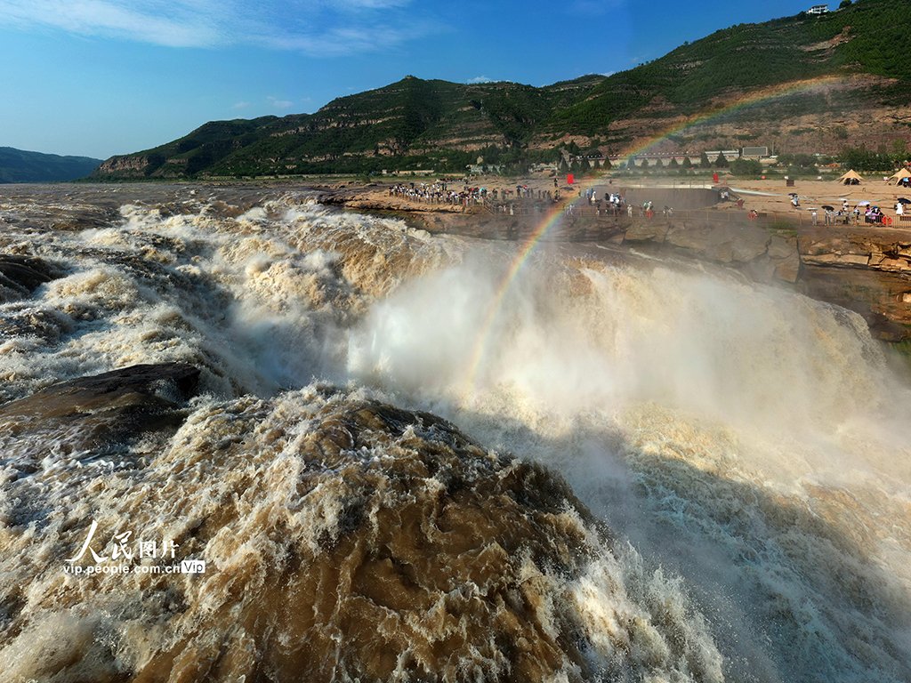PDChinaLife's tweet image. A radiant rainbow crowns the thunderous Hukou Waterfall, casting a spell of wonder over the popular landmark in Linfen, north China&apos;s Shanxi Province.