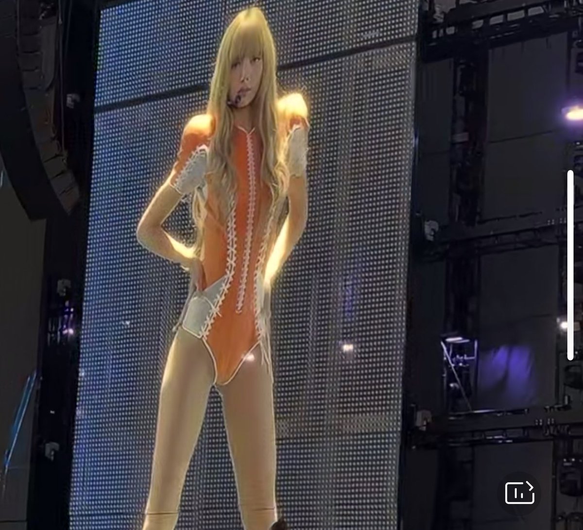lalisamgger's tweet image. LISAAAAAA 😍😍😍
LISA DAZZLES ROGERS STADIUM
#DEADLINEinToronto_LISA
#BLACKPINK_DEADLINE