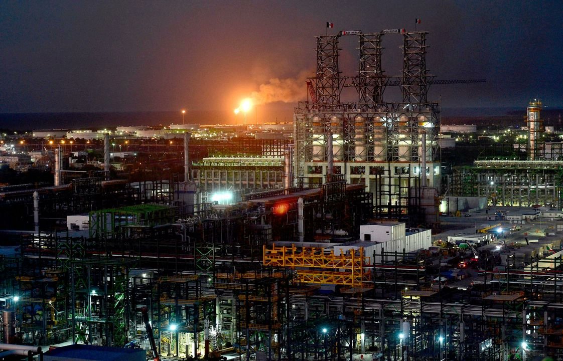 RealArturoH's tweet image. En la primera imagen podemos apreciar una barda que NO PRODUCE NADA DE COMBUSTIBLE. En la segunda imagen aparece la Refinería Dos Bocas que solo produce huachicoleo.