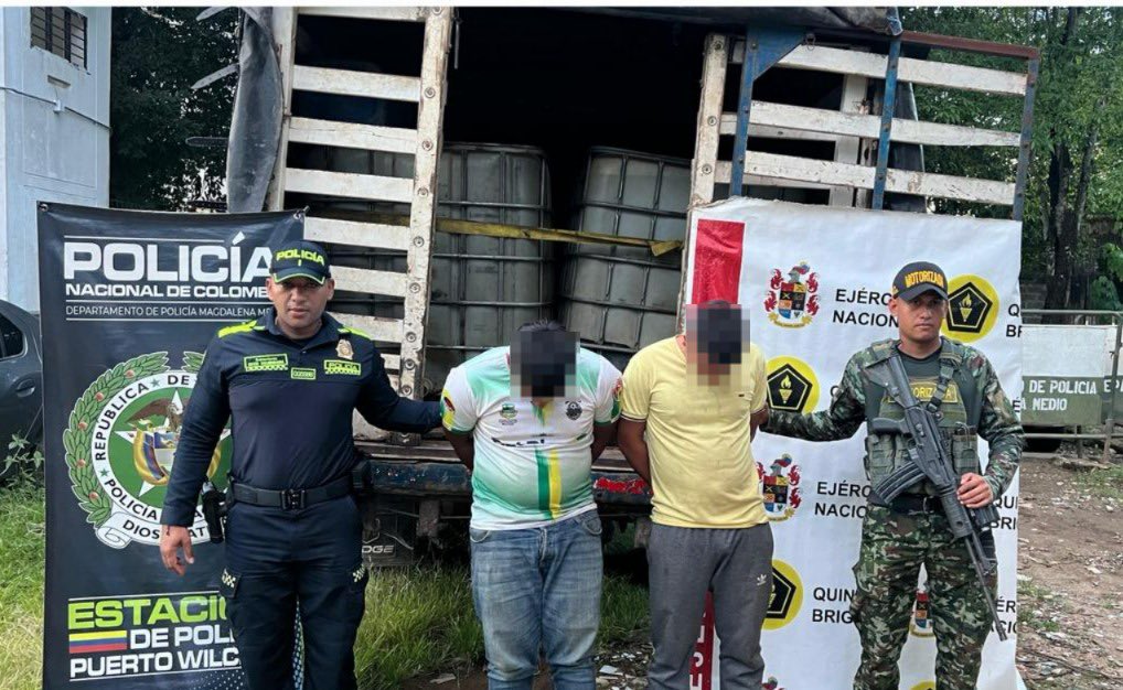 Ejercito_Div2's tweet image. En Puerto Wilches #Santander || Durante operaciones militares de registro y control en zona rural del municipio, se logró la captura de dos hombres que transportaban seis contenedores con más de 1.100 galones de combustible en su interior. Los detenidos fueron sorprendidos en…