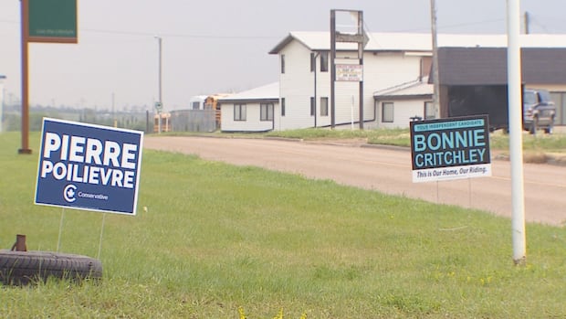 natnewswatch's tweet image. Alberta byelection candidates reported 'potentially threatening' comments: RCMP. Independent candidate Sarah Spanier says she's been target of harassment, personal attacks, @joeldryden reports.
cbc.ca/news/canada/ca…
Find out more at nationalnewswatch.com