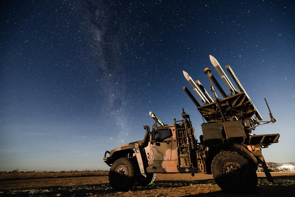 AustralianArmy's tweet image. Scenes on the launch pad ๐ฅ๐
#AusArmy Hawkei High Mobility Launcher from 16th Regt, RAA, loaded with AIM120 AMRAAM training rounds during Exercise @TalismanSabre 25.
๐ Bradshaw Field Training Area
๐ธ CPL Cameron Pegg