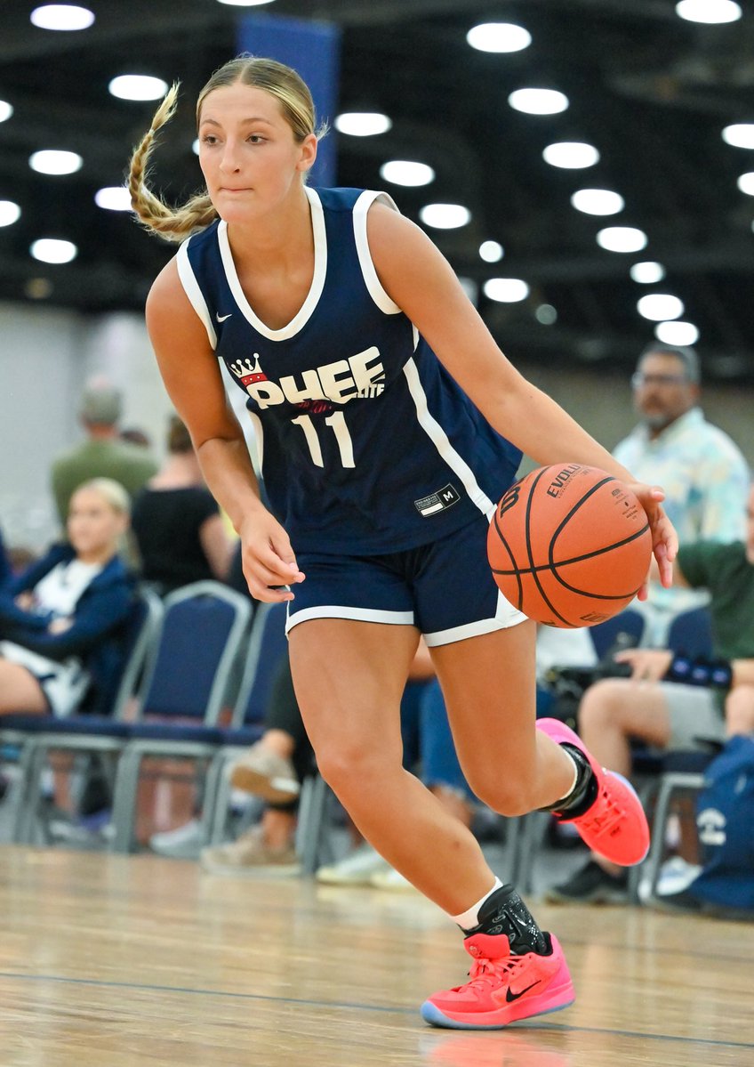 TaylorScheer1's tweet image. Thank you @PheeElite, Coach O @WUhoops, and all the coaches who stepped in to share your knowledge and help me grow as a player this season.
Proud of everything we accomplished with my awesome teammates. The work doesn’t stop here—already hungry for next year. 💪🏼🏀