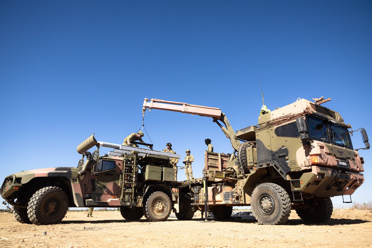 AustralianArmy's tweet image. Scenes on the launch pad ๐ฅ๐
#AusArmy Hawkei High Mobility Launcher from 16th Regt, RAA, loaded with AIM120 AMRAAM training rounds during Exercise @TalismanSabre 25.
๐ Bradshaw Field Training Area
๐ธ CPL Cameron Pegg