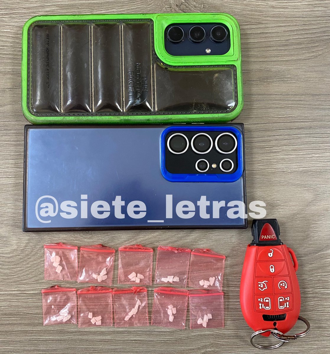 siete_letras's tweet image. Capturan a policías de @SSC_CDMX con droga en @SoyNaucalpan:
Giovanny Pérez y Alejandro Martínez tomaban alcohol con otros sujetos cerca del sector La Raza, en @AzcapotzalcoMx cuando cayó Asuntos Internos y hubo una persecución y choque.
A los detenidos se les halló cocaína.