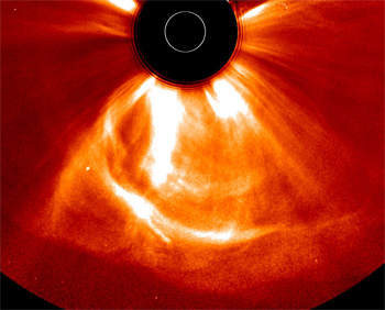 PhysInHistory's tweet image. Solar Storm of 2012 – A Near Miss ✍️
In July 2012, a massive solar storm (coronal mass ejection) narrowly missed Earth by just 9 days. Had it hit, it could have caused up to $2.6 trillion in global damage, crippling power grids, satellites, and communications.
NASA called it a…