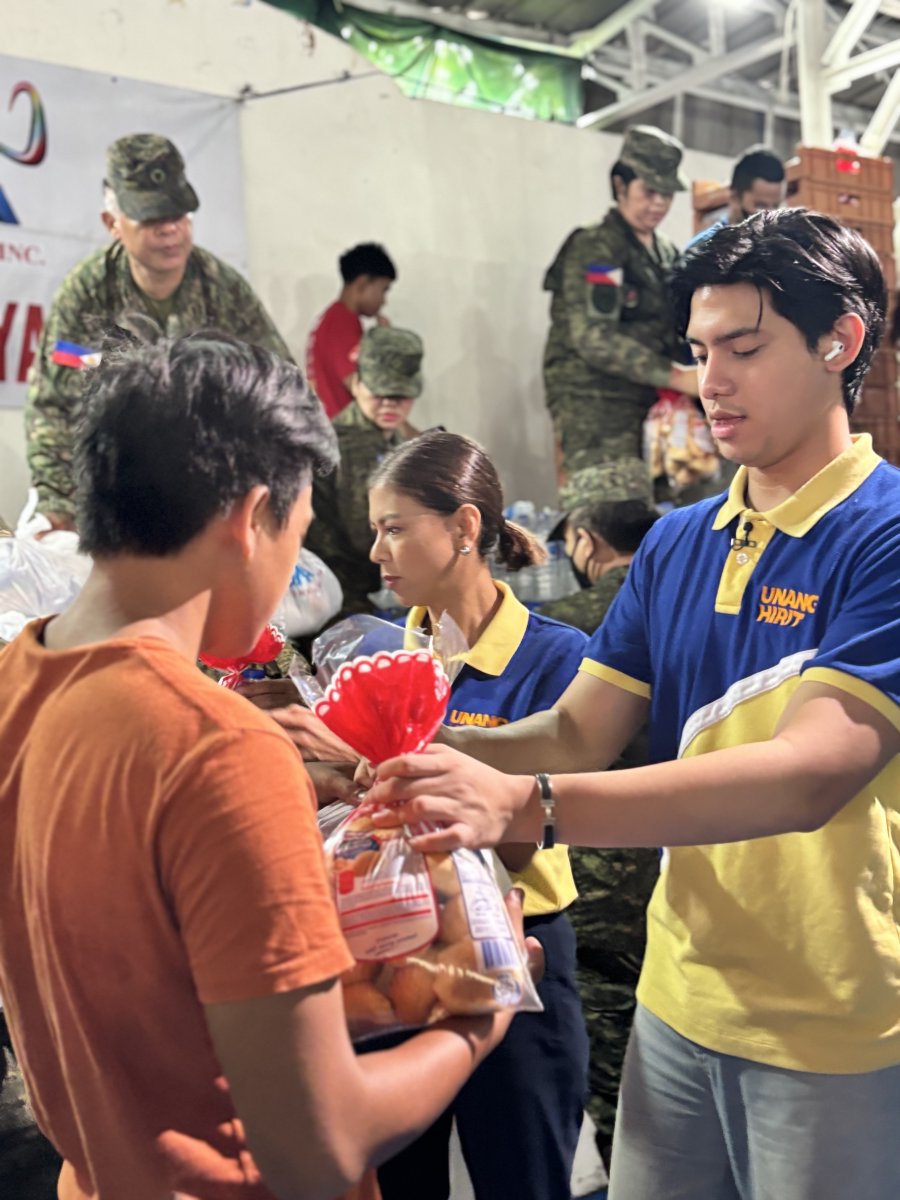 UnangHirit's tweet image. Tuloy-tuloy lang ang paghatid namin ng #SerbisyongTotoo kasama ang Kapuso Foundation sa mga nasalanta ng Bagyo at habagat sa evacuation center sa Rodriguez, Rizal.
Araw-araw tumutok sa inyong pambansang morning show kung saan laging una ka– #UnangHirit!