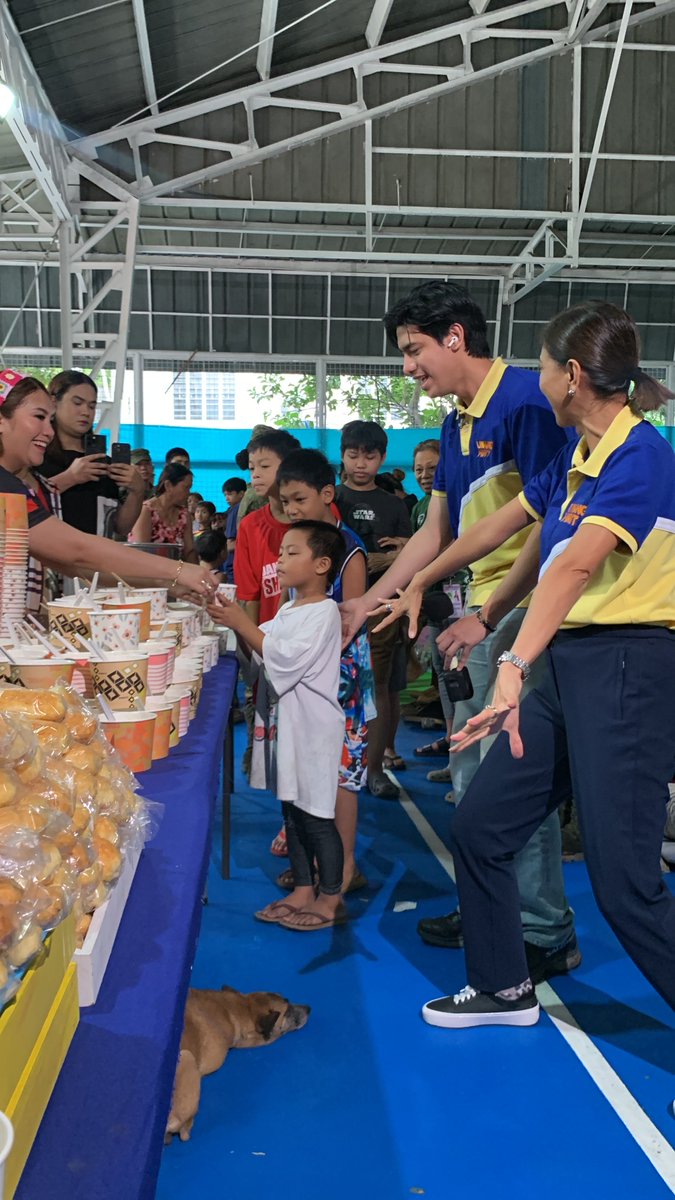 UnangHirit's tweet image. Tuloy-tuloy lang ang paghatid namin ng #SerbisyongTotoo kasama ang Kapuso Foundation sa mga nasalanta ng Bagyo at habagat sa evacuation center sa Rodriguez, Rizal.
Araw-araw tumutok sa inyong pambansang morning show kung saan laging una ka– #UnangHirit!